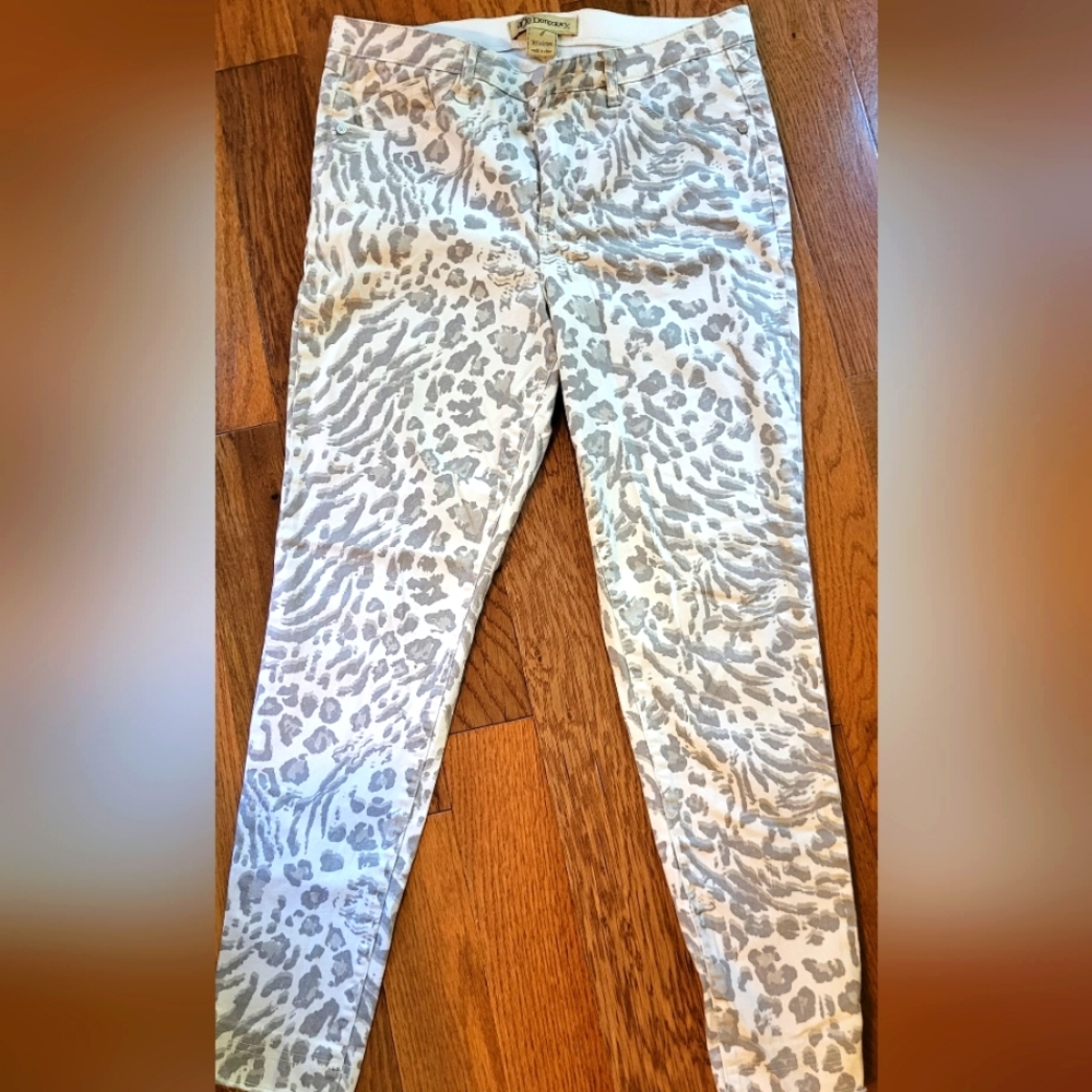 Democracy "Ab" solution white with Leopard Print jeans and frayed ankles. Size 8
